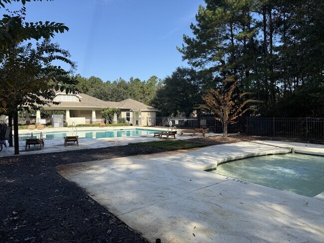 Building Photo - 600 Trellis Square