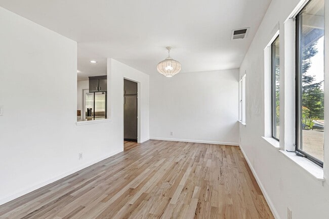 Building Photo - Beautiful 4-Bedroom 2-Bathroom Home
