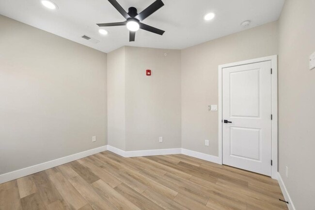 Building Photo - 6150 W Columbia Ave