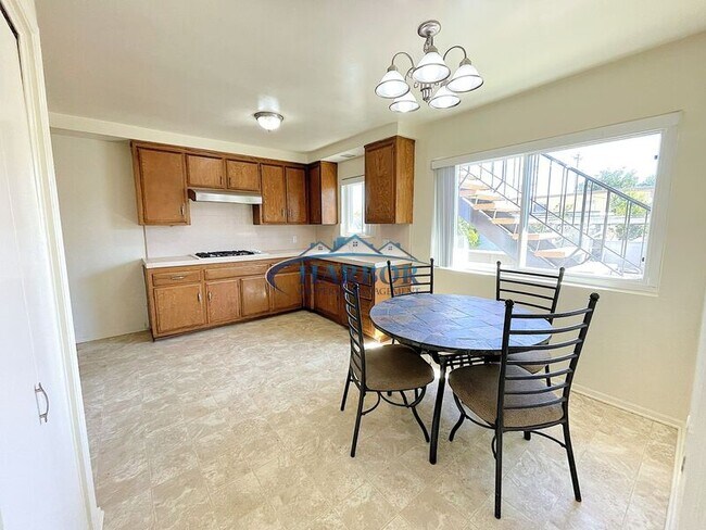 Building Photo - 772 W 10th St