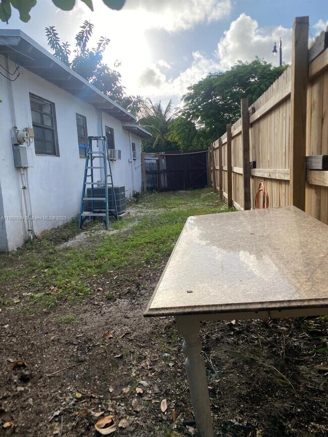 Building Photo - 413 NE 8th St