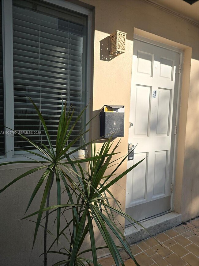 Building Photo - 1942 Monroe St