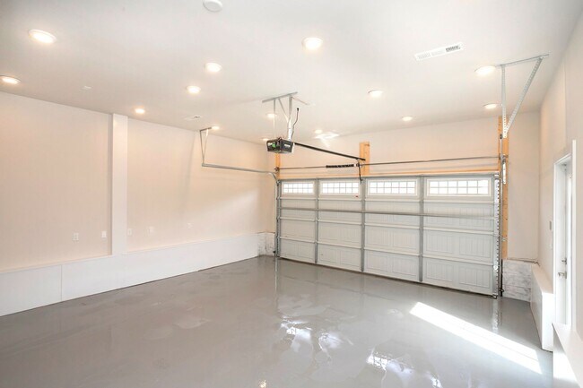 Building Photo - 711 Cottage Dr