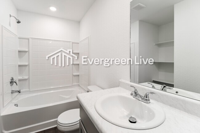 Building Photo - 42 10 Point Ln