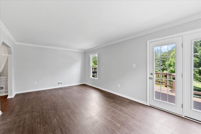 Building Photo - Stunning End-Unit Townhouse with Golf Cour...