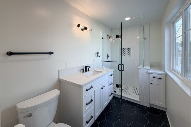 Building Photo - 431 Deodar Ave