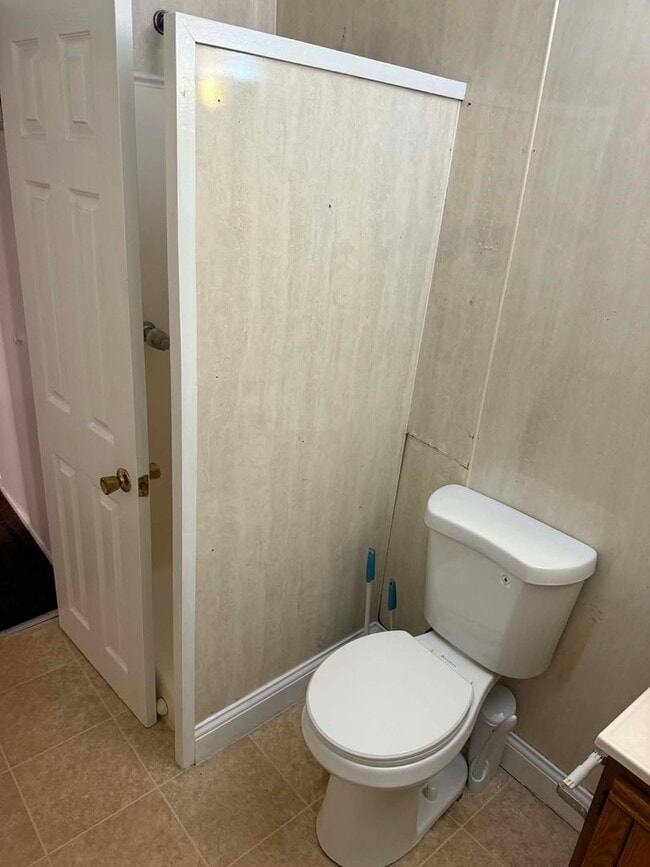 Building Photo - Oak Ridge 37830 - 2 bedroom 1 bath apartment - Contact Lisa Vineyard or Shannon Russell (865) 216...