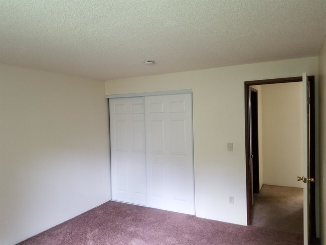 Building Photo - 252 NE Kane Dr