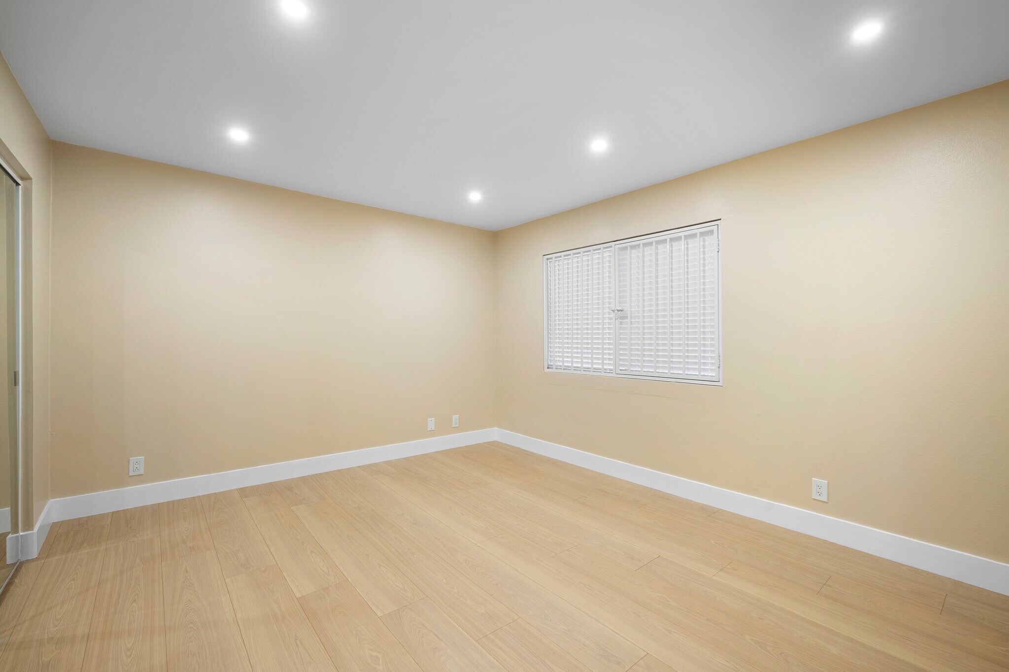 Building Photo - 635 E Elmwood Ave