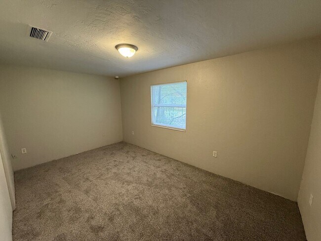 Building Photo - Cute 3/1 with Fenced Yard!