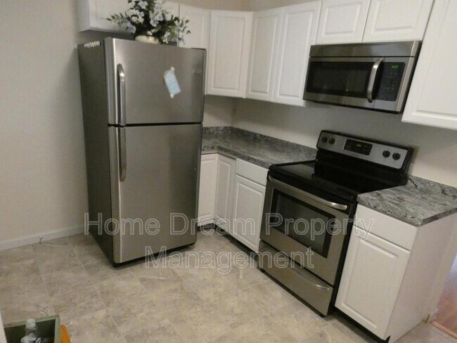 Building Photo - 930 Bryant Ave