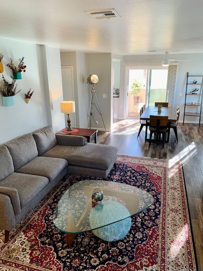 Building Photo - 3 bed updated OB townhome, near beach