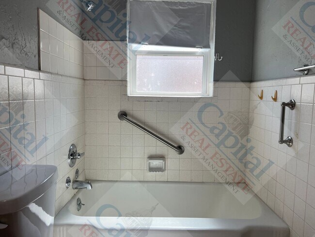 Building Photo - Charming 2 Bedroom