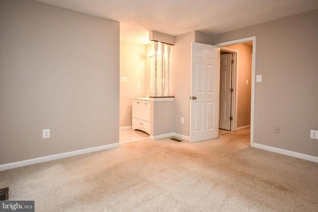 Building Photo - 27 Cross Country Ct
