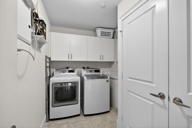 Building Photo - 834 Bay Colony Dr S