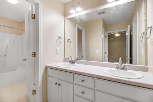 Building Photo - WONDERFUL 3 BR, 2 BA w/ attached garage *D...