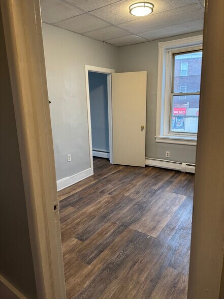 Building Photo - 559 N 63rd St