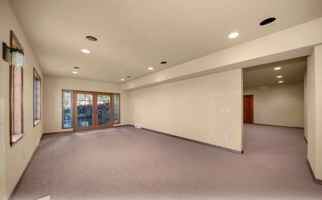 Building Photo - 1610 E Eagle Feather Ln