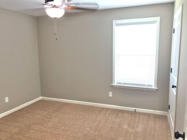 Building Photo - Available Now! 4-Bedroom 2.5 Bath Home In ...
