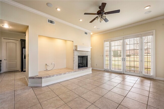 Building Photo - 2700 S Everest Ave