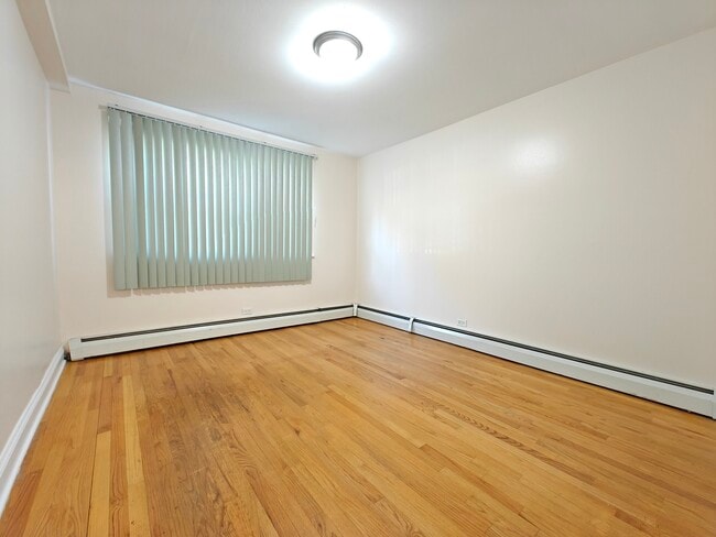 Building Photo - 7555 N Oakley Ave