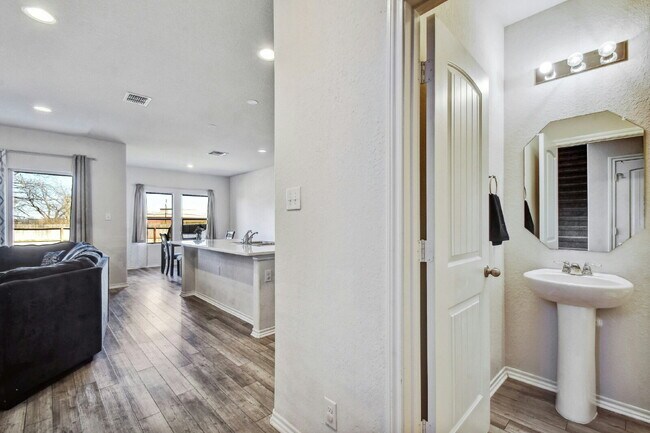 Building Photo - Spacious 4-Bedroom Rental in Trails at Culebra with Community Amenities