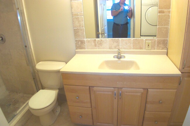 Building Photo - 531 W Kalmia Dr