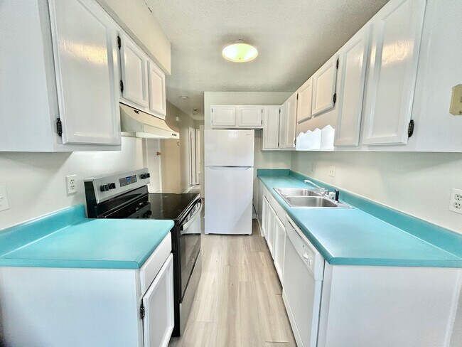Building Photo - Charming 2-Bedroom Quadplex