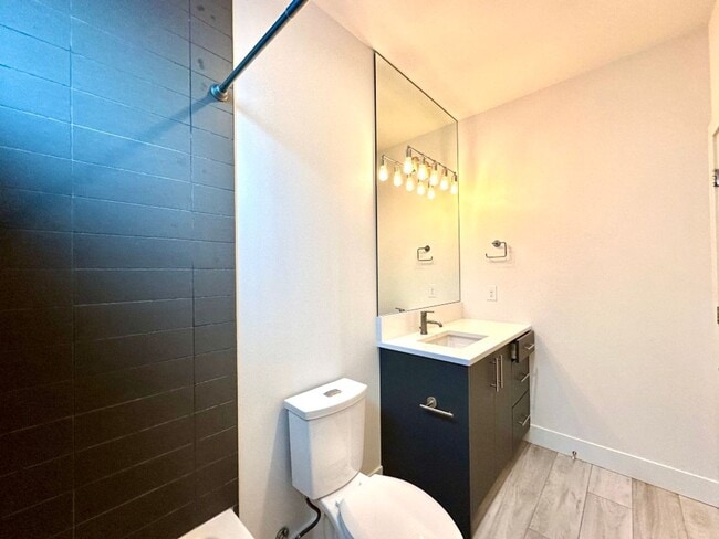 Building Photo - 2Bd/2.5Ba Kirkland Townhouse