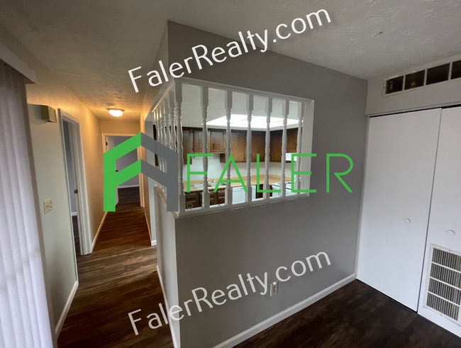 Building Photo - 2 bedroom, 1.5 bath apartment available now!