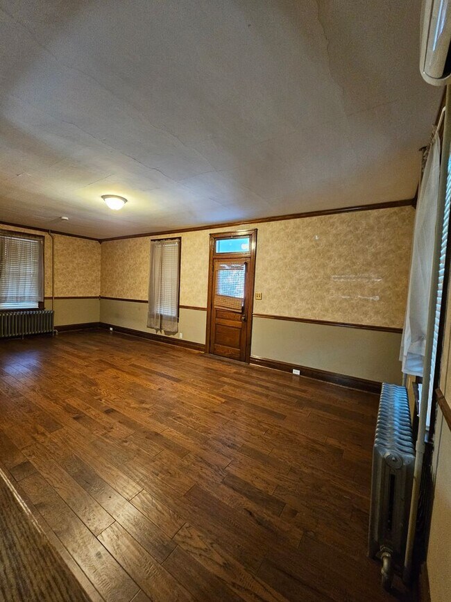 Building Photo - 565 Trinity Rd