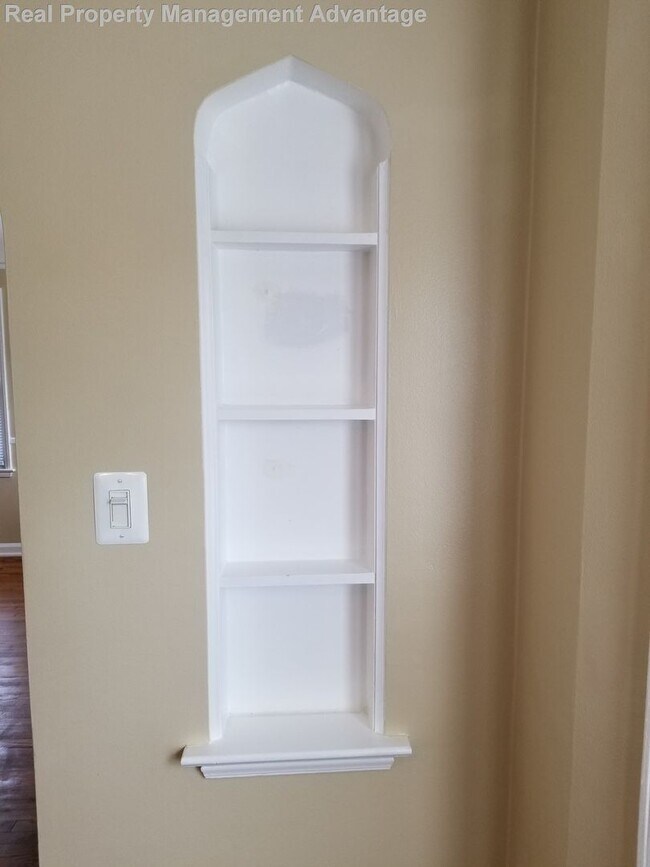 Building Photo - Meticulously Maintained 2 Bedrooms and 1.5...