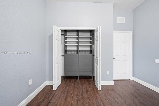 Building Photo - 902 SW 8th Pl