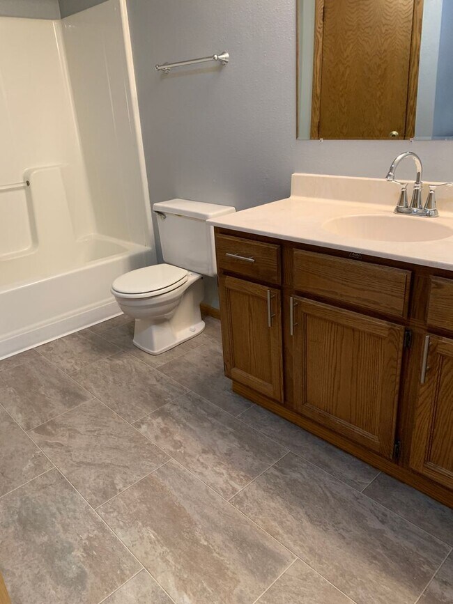 Building Photo - 4 Bed, 2 Bath Twinhome in South Fargo!