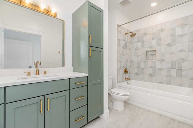 Building Photo - 617 Manhattan Blvd