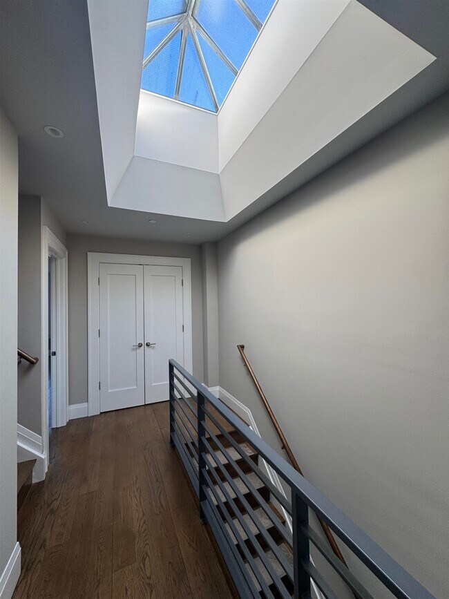 Building Photo - 16 Bright St