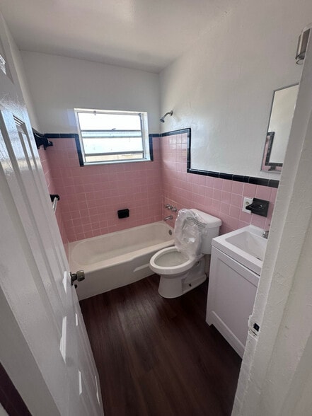 Building Photo - 580 NW 64th St