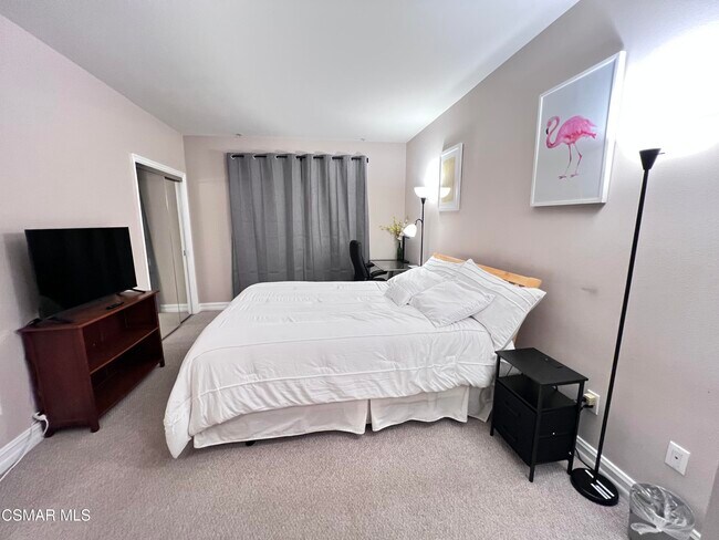 Building Photo - 14242 Burbank Blvd