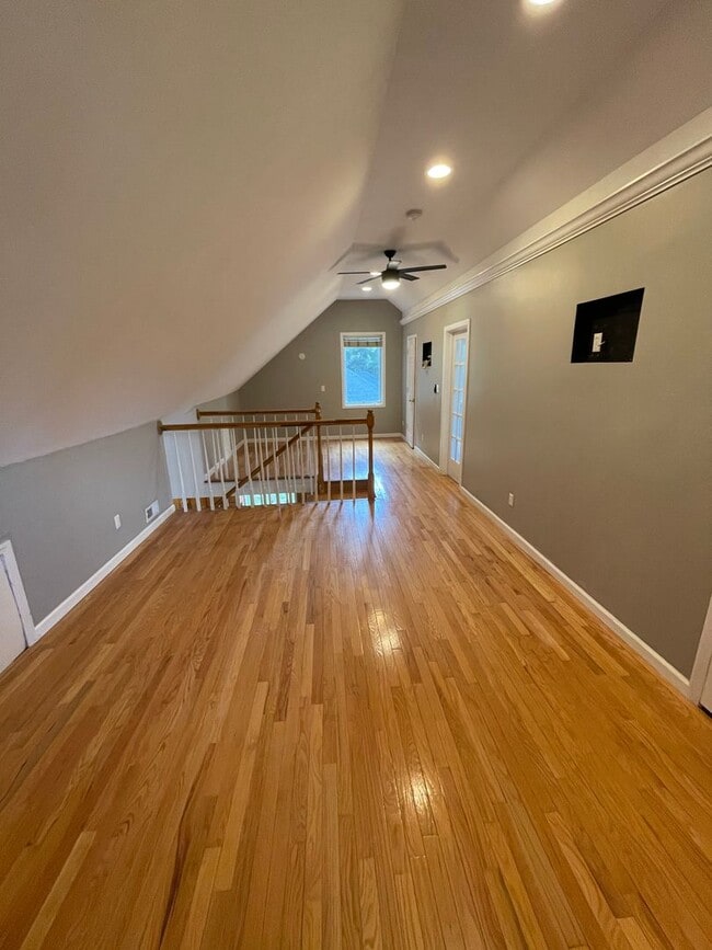 Building Photo - Nice Spacious 3 bd / 3 full bath and 2 hal...