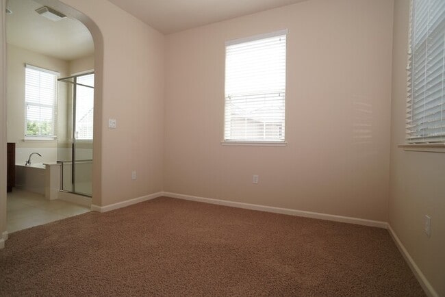 Building Photo - 169 Talmont Cir