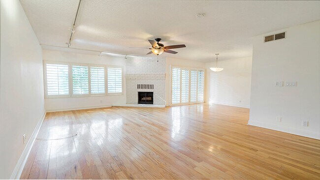 Primary Photo - Luxury Penthouse Newly Renovated 1 Bed + D...