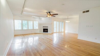 Building Photo - Luxury Penthouse Newly Renovated 1 Bed + D...