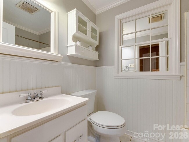 Building Photo - 2329 Kingsbury Dr