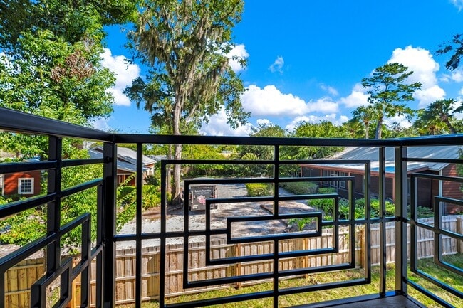 Building Photo - 37 SE 15th Terrace