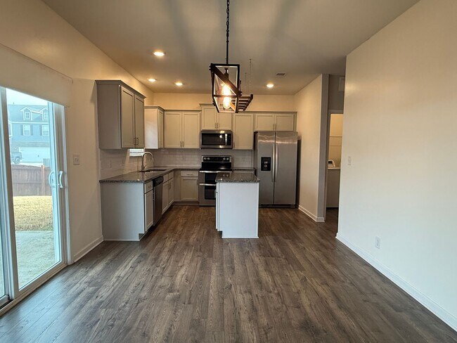 Building Photo - Beautiful 4 bedroom 2.5 bath home located in the Cliffs subdivision!