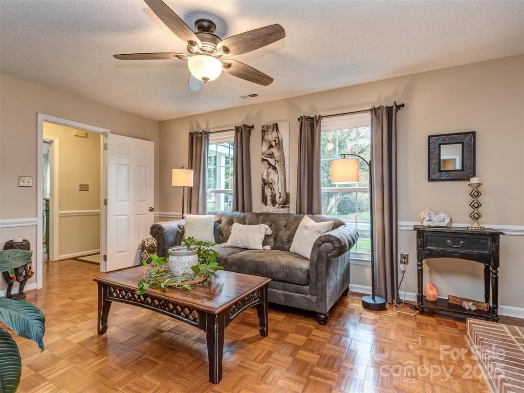 Building Photo - 8715 Parkchester Dr