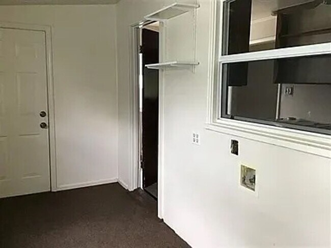 Building Photo - Available immediately! 1,700/mo 2BD/1BA ho...