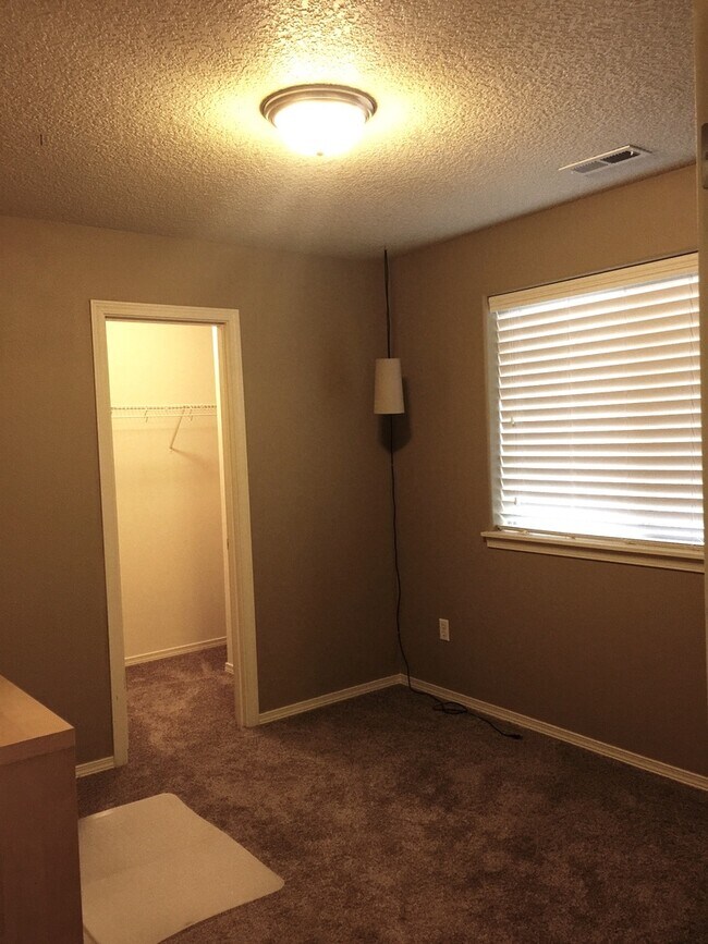 Building Photo - Spacious 3-Bedroom, 2.5-Bath Home in a Con...