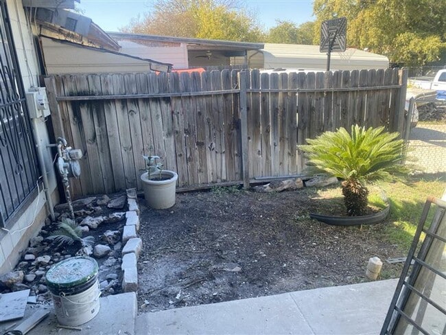 Building Photo - 2/1 Townhouse with covered parking