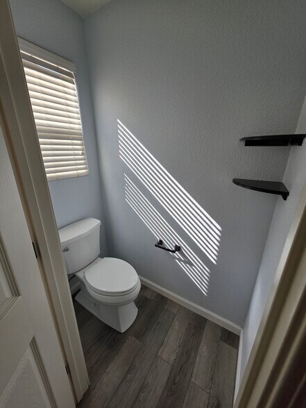 Master bathroom - 4321 Grafton Cir